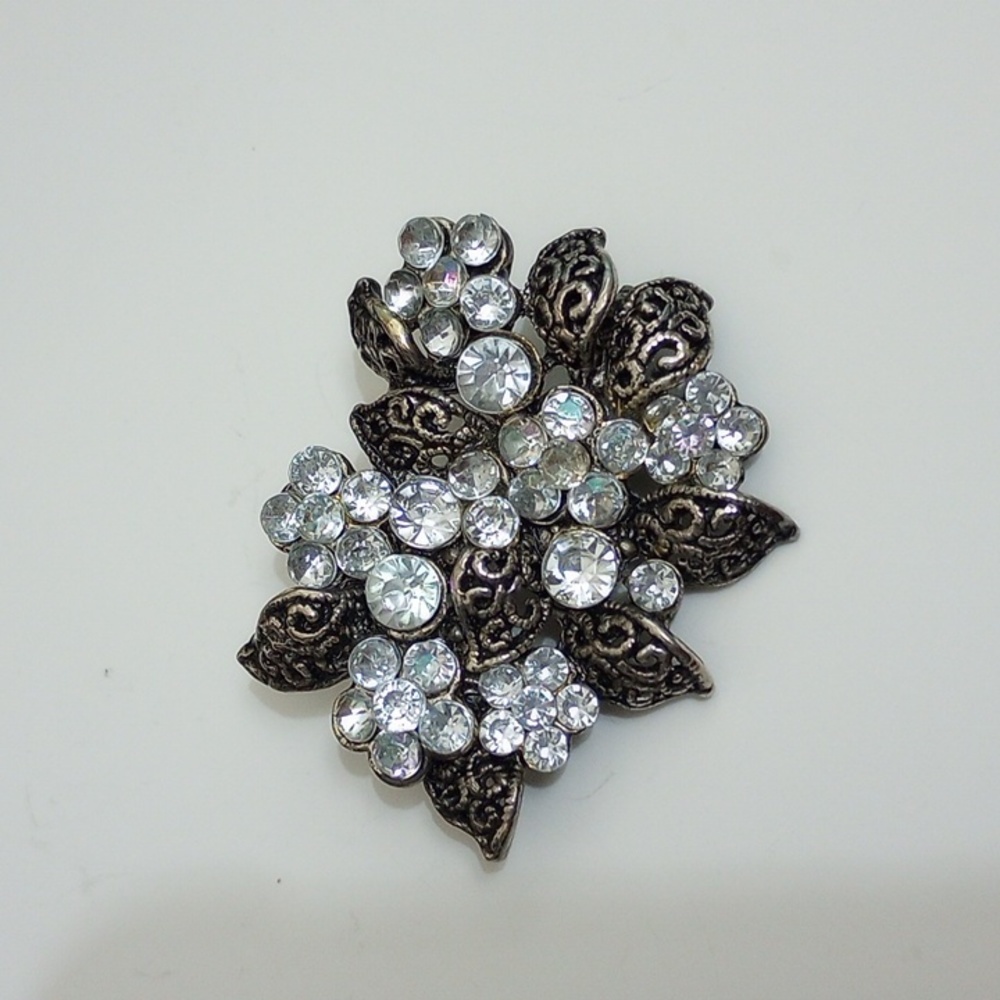 Vintage clear rhinestone cluster Flowers filigree leaves Pin Brooch